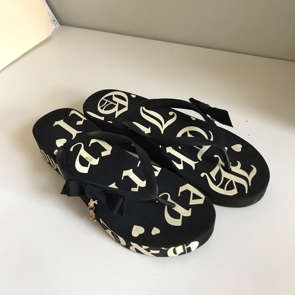 JUICY COUTOURE FLIP FLOPS